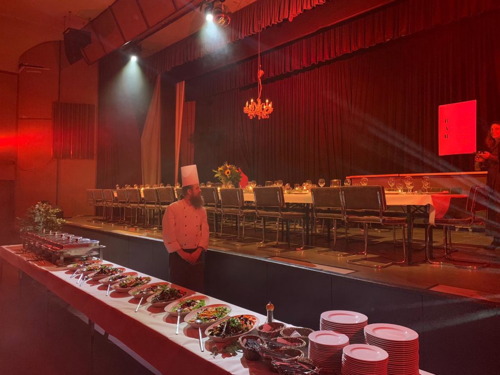 Buffet vor der Bühne